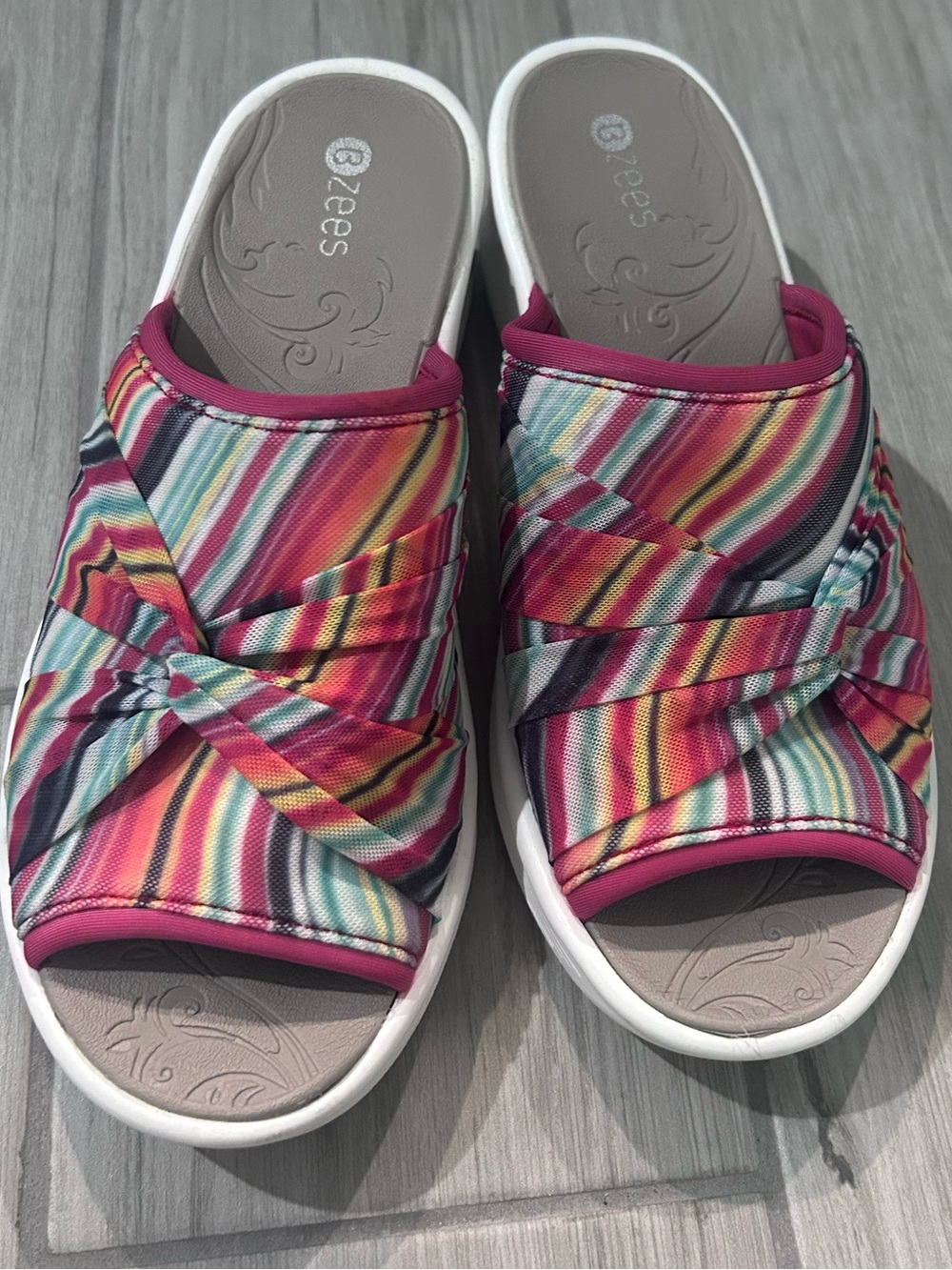 Bzees Women's Smile II WaveStripe Slide Wedge Sandals size 8.5 EUC